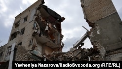 Разрушенный авиабомбой жилой дом в Орехове. Запорожье, Украина