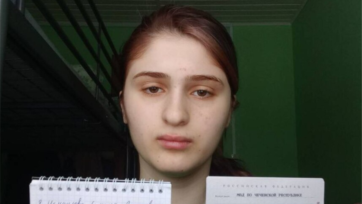 A 19-year-old Chechen woman who was fleeing violence was detained in Vnukovo