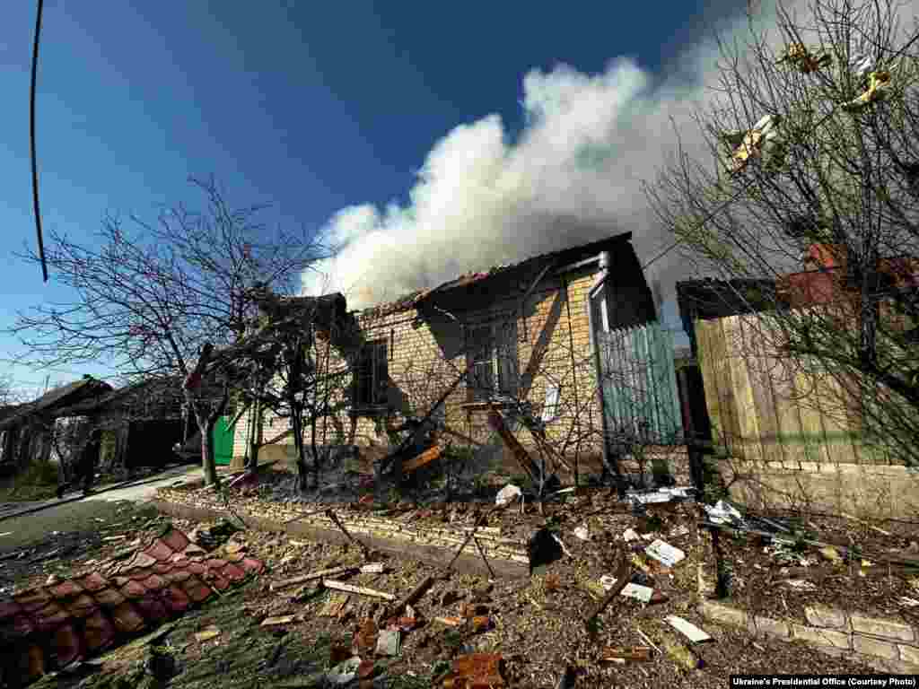 Kuća u plamenu nakon napada u Hersonu.