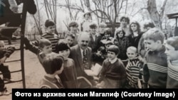 Писатель Юрий Магалиф с детьми