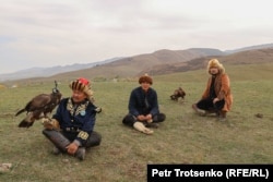 Беркутчи со своими беркутами на турнире охоты с ловчими птицами. Алматинская область, 13 октября 2023 года
