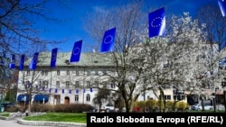 Flamuj të Bashkimit Evropian në qendër të Sarajevës, pak para se të merrej vendimit për nisjen e negociatave për anëtarësim të Bosnje-Hercegovinës në BE. 19 mars 2024.
