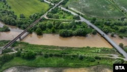 След обилните валежи край Нови Искър, водите на реките Искър и Блато са мътни и с повишени нива