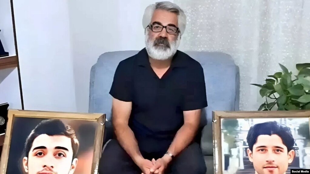 ماشالله کرمی، در کنار تصاویری از پسرش محمدمهدی کرمی، معترض اعدام شده (سمت چپ) و محمد حسینی، دیگر معترض اعدام شده (سمت راست)