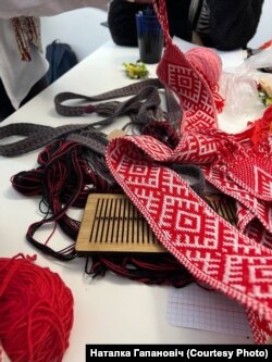 Një rrip tradicional bjellorus. Nxënësit e shkollës në Varshavë mësojnë se si të bëjnë edhe veshje tradicionale të Bjellorusisë.