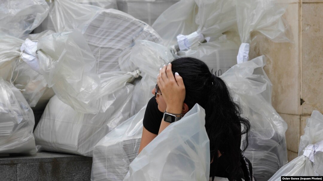 Coadă la predarea sacilor cu voturi în Sectorul 1, București. La o săptămână de la încheierea procesului, Biroul Electoral Central încă nu a transmis rezultatele finale.