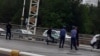 Türkmenistanyň köçeleriniň birindäki polisiýa işgärleri we raýatlar (Arhiwden alnan illýustrasiýa suraty)
