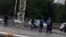 Türkmenistanyň köçeleriniň birindäki polisiýa işgärleri we raýatlar (Arhiwden alnan illýustrasiýa suraty)