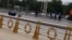 Группа людей и полицейских стоят на одной из дорог Ашхабада. Май 2024 года