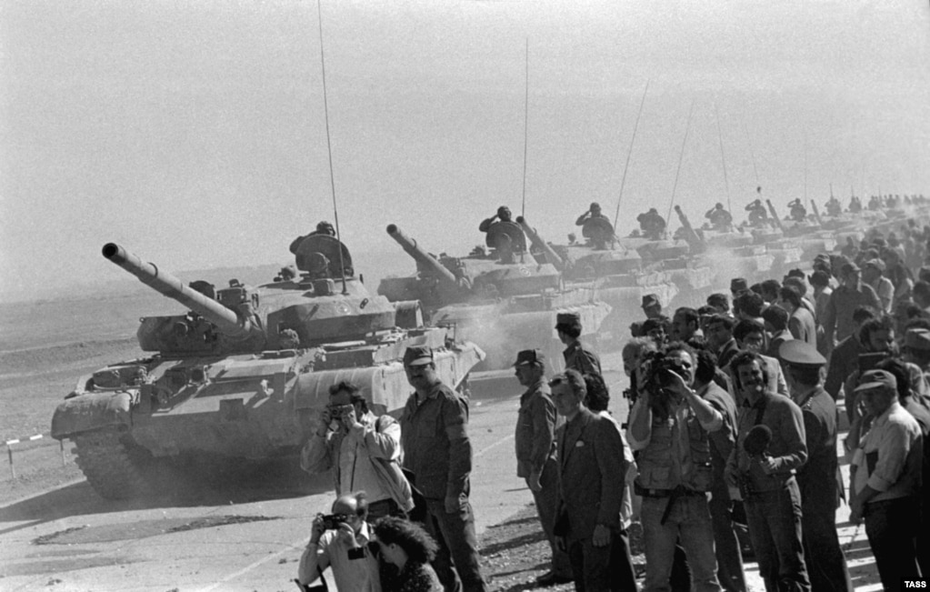 Колона радянських танків залишає Афганістан на початку 1989 року (архівне фото)