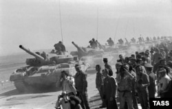Колона радянських танків залишає Афганістан на початку 1989 року (архівне фото)