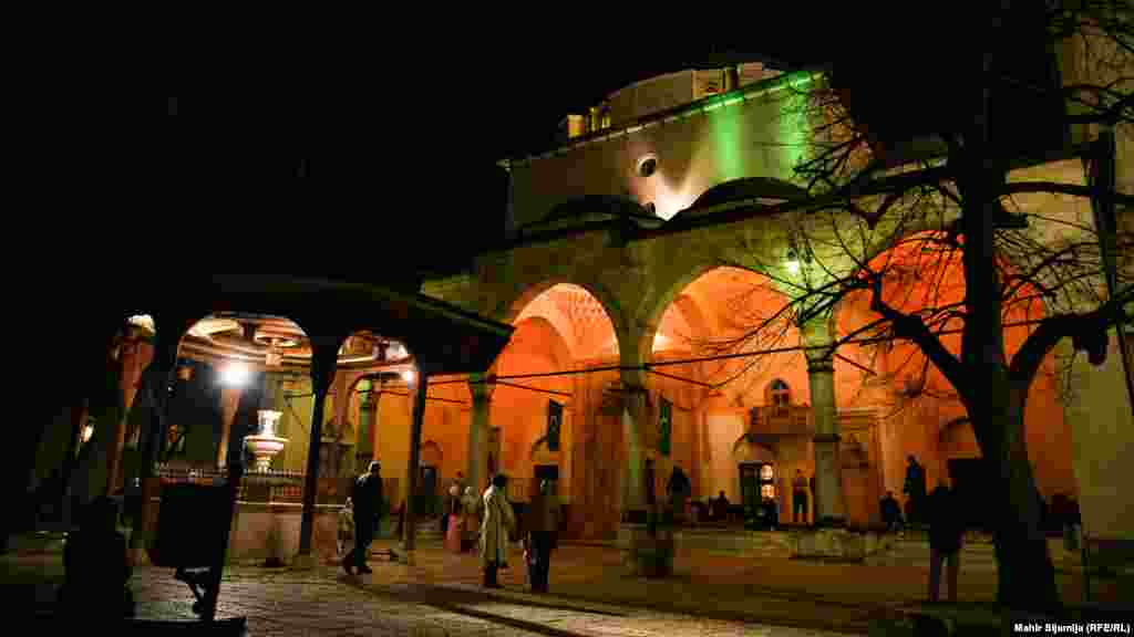 A 16. századi Gazi Husrev-beg mecset belső udvarát is kivilágították. Ez Bosznia-Hercegovina legnagyobb történelmi mecsete és a Balkán egyik legreprezentatívabb oszmán épülete