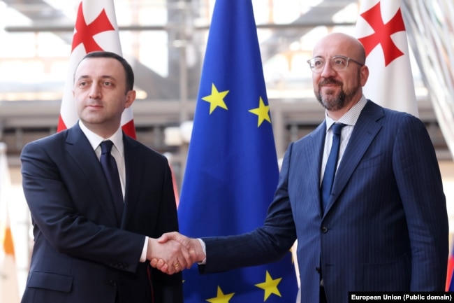 Il presidente del Consiglio europeo Charles Michel (a destra) stringe la mano al primo ministro georgiano Irakli Garibashvili il 14 giugno.