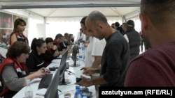 Карабахцы в одном из центров регистрации в Армении, 29 сентября 2023 г․