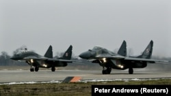 Польские МиГ-29 вылетают на учения на военный аэродром под Миньск-Мазовецки 