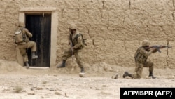 Për vite të tëra, ushtria dhe policia pakistaneze janë shënjestruar nga grupe militante, shumica nga të cilat mbështeten nga Al-Kaida. 
