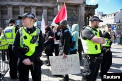Policija između protesta za i protiv više prava za transrodne osobe u Edinburgu koje je potaklo stupanje na snagu novog Zakona o zločinu iz mržnje u Škotskoj, 6. april 2024.