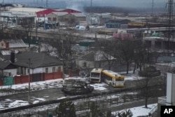 Російські танки рухаються вулицею на околиці Маріуполя, 11 березня 2022 року