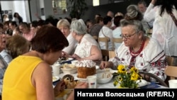 Великодній сніданок для українських біженців в Українському домі у Варшаві, Польща, 5 травня 2024 року