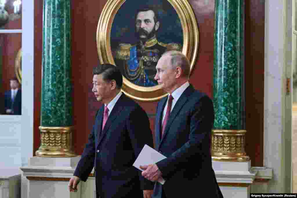 РУСИЈА / КИНА -&nbsp;Мировните предлози на Кина би можеле да послужат како основа за решавање на конфликтот во Украина кога Киев и неговите западни сојузници ќе бидат подготвени, изјави денеска рускиот претседател Владимир Путин. На заедничка прес-конференција со неговиот кинески колега Си Џинпинг, кој е во официјална посета на Москва, тој истакна дека и двајцата на средбата големо внимание посветиле на мировните предлози на Пекинг.