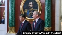 Рускиот претседател Владимир Путин и кинескиот претседател Си Џинпинг пристигнуваат на церемонијата на потпишување во Кремљ во Москва, Русија на 21 март 2023 година.