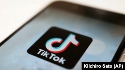 Logoja e rrjetit social TikTok në ekranin e një telefoni mobil. Fotografi ilustruese nga arkivi.