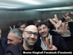 მოშე კლუგჰაფტი (ცენტრში) თბილისის მერ კახა კალაძესთან ერთად