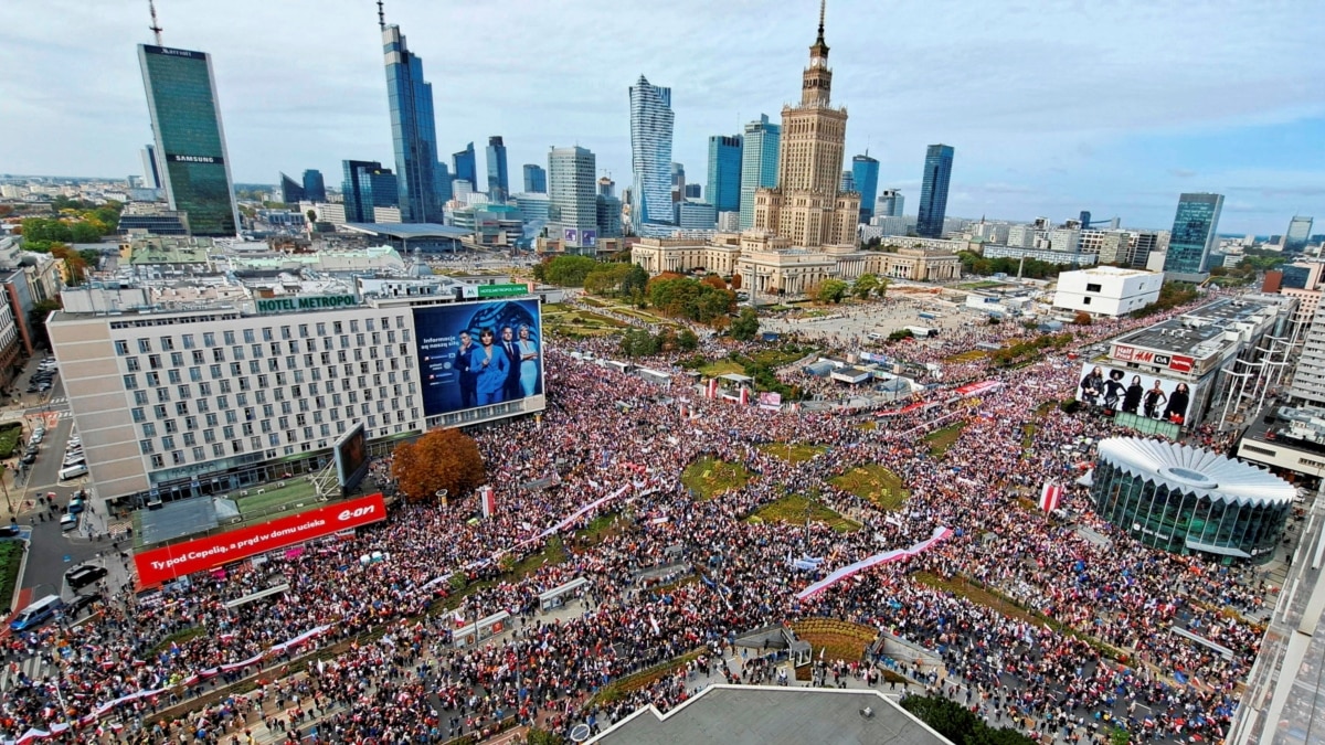 Tömegdemonstrációt tartottak a lengyel kormány ellen Varsóban