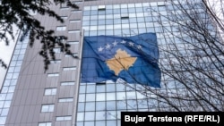 Flamuri i Kosovës përpara ndërtesës së qeverisë