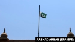 Félárbócon a pakisztáni zászló az áldozatok emlékére Pesavarban 2023. június 19-én