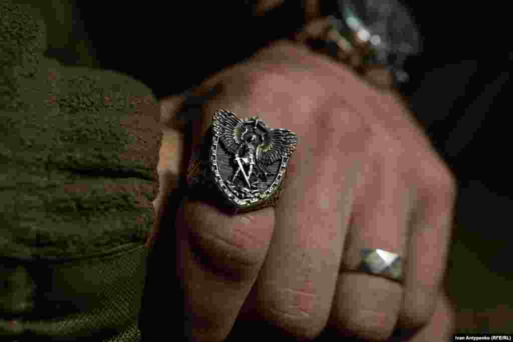 Перстень із зображенням архангела Михаїла на руці Богдана. Оберіг завжди з ним