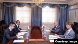 Pamje nga një takim mes ambasadorit rus në Taxhikistanit në Ministrinë e Jashtme taxhike më 26 prill 2024.