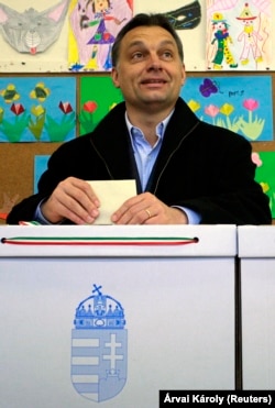 Orbán Viktor még ellenzékiként szavaz az utolsó engedélyezett, polgárok által kezdeményezett, a Gyurcsány-kormány intézkedései elleni népszavazáson 2008-ban