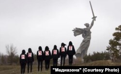 Активисты в Волгограде на фоне монумента "Родина-мать зовет". Фото: nowobble.net