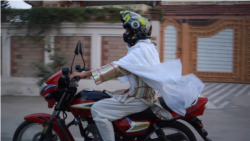 Pentru o tânără pakistaneză, motocicleta este cea mai rapidă cale spre independență