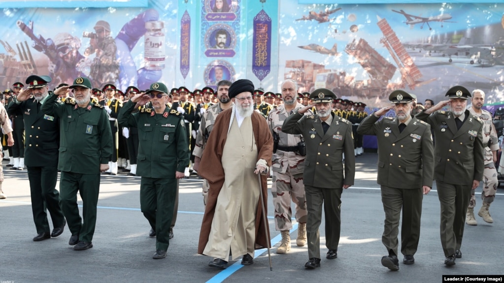 Lãnh tụ tối cao Iran Ali Khamenei (ở giữa) là một trong những chỉ huy cấp cao của IRGC và Quân đội Iran, vào tháng 10 năm 2023.