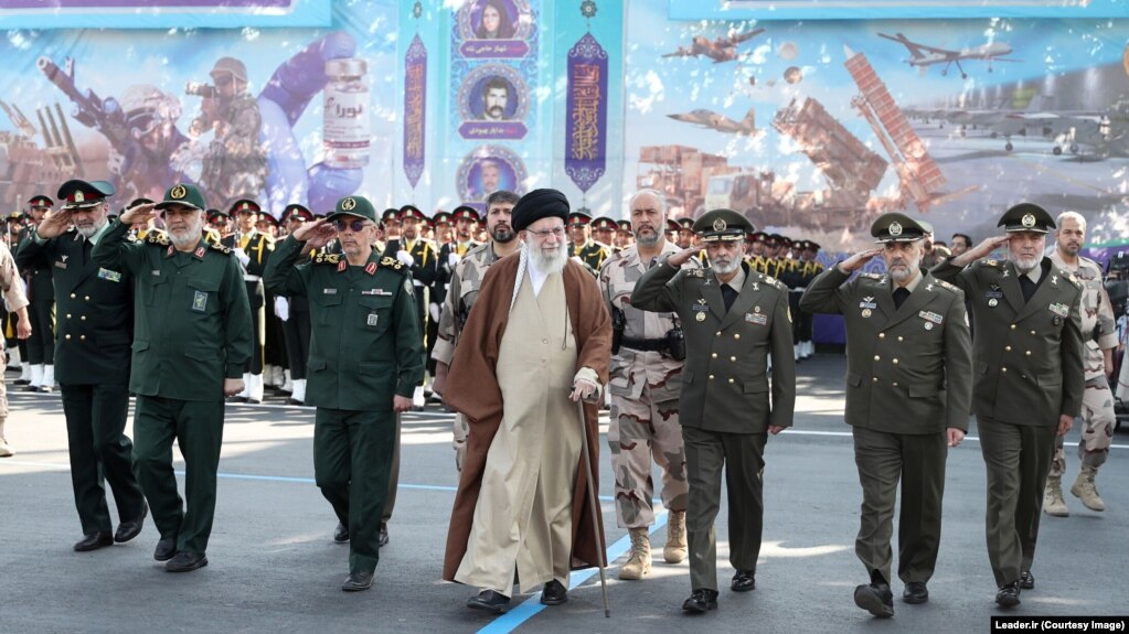 Аятолла Али Хаменеи вместе с командованием иранской армии и КСИР на одном из военных парадов в 2023 году