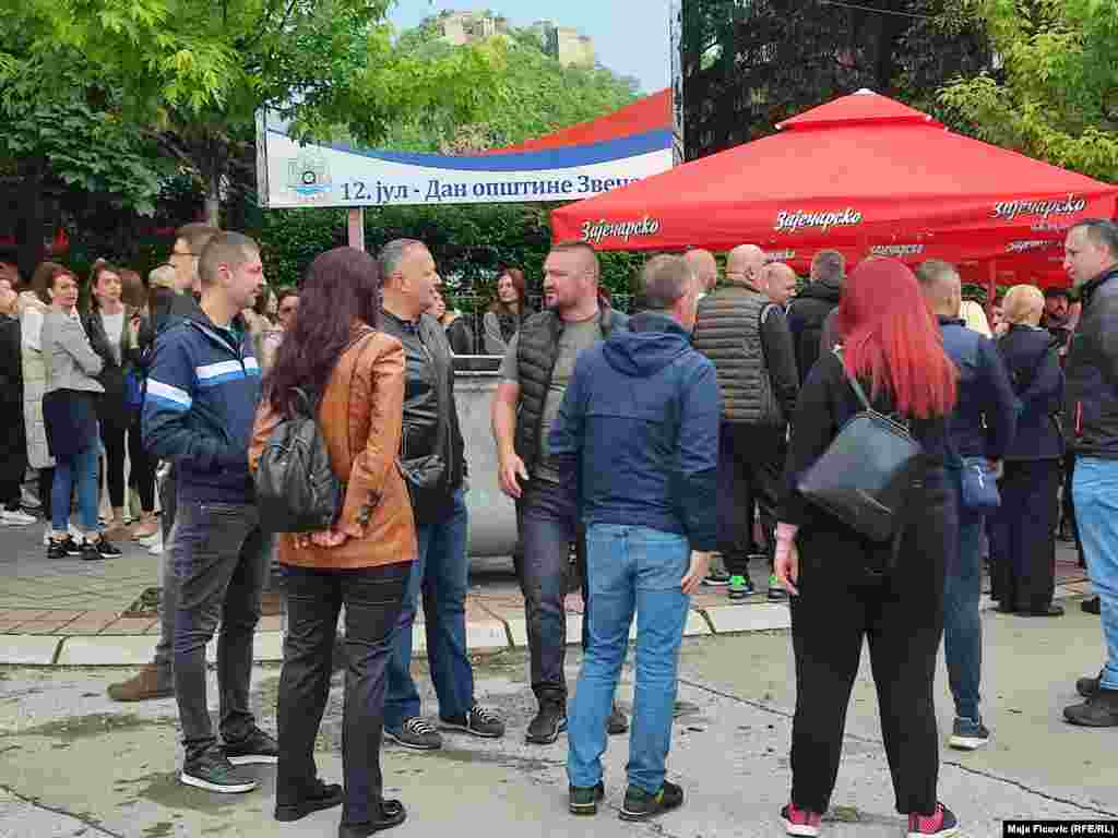 Pjesëmarrës në protestë në Zveçan.