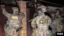 Сотрудники ЦОС ФСБ России во время задержания в Крыму (фото иллюстративное)