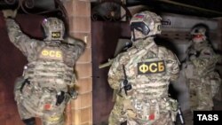 Двох кримських татар доправили до будівлі відділення МВС Росії у селищі Кіровське. До них не пускають адвоката, кажуть активісти