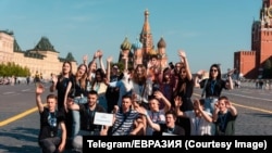 Imagine distribuită pe canalul de Telegram al organizației „Evrazia”, cu descrierea: „Tineri din Moldova sosiți la Moscova prin programul „Cunoaște Rusia”.