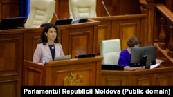 Pentru a pune în aplicare decizia Curții Constituționale, la propunerea deputatei PAS Olesea Stamate, Codul Penal a fost completat cu două infracțiuni: corupere politică pasivă și corupere activă.