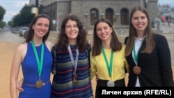  На фотографията от ляво на дясно Мария Дренчева, Люба Конова, Биляна Димитрова, Ивайла Радкова с медалите от Европейската олимпиада по математика за девойки от 2023г. 