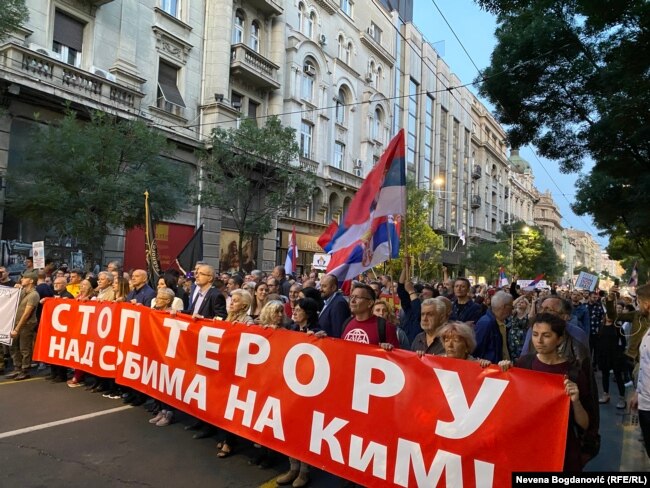 Pankarta “Stop terrorit ndaj serbëve në Kosovë e Metohi”. Protestuesit nuk sollën ndonjë provë që do t'i mbështeste pretendimet për terror.