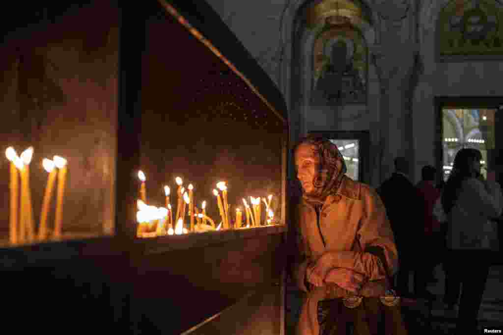 Vjernici prisustvuju Uskršnjoj liturgiji u Hramu svetog Save u Beogradu, Srbija.