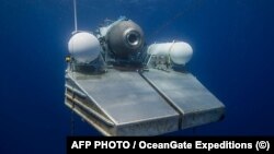 Nestala podmornica Titan vlasništvo je OceanGate Expeditions. Na fotografiji podmornica na lansirnoj rampi.