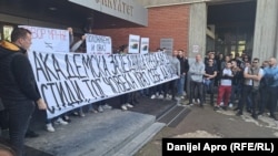 Grupa ljudi blokirala je 28. marta zgradu Filozofskog fakulteta u Novom Sadu, tražeći smenu profesora i novinara Dinka Gruhonjića