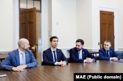 Mihai Popșoi (al doilea din stânga), alături de co-președintele grupului de prietenie pentru Moldova din cadrul Congresului SUA, republicanul Michael Lawler (al doilea din dreapta).