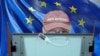 Български гражданин гласува на машина на фона на знамето на Европейския съюз. Колаж. 