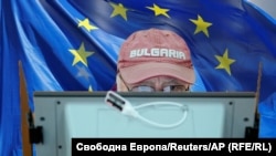 Български гражданин гласува на машина на фона на знамето на Европейския съюз. Колаж. 